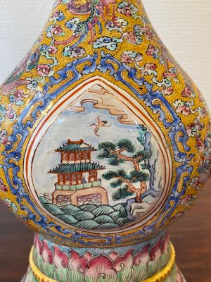 A large Chinese yellow-ground Canton enamel ewer and cover, Qianlong — 照片 9