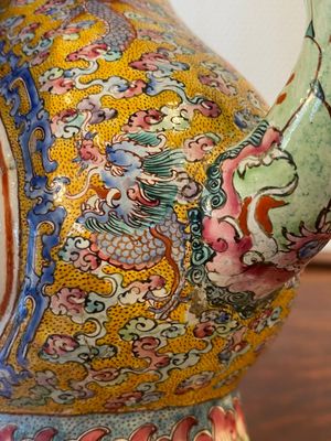 A large Chinese yellow-ground Canton enamel ewer and cover, Qianlong — 照片 10