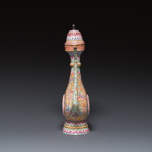 A large Chinese yellow-ground Canton enamel ewer and cover, Qianlong — 照片 3