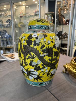 A large Chinese yellow-ground Dayazhai-style 'dragons' jar and cover on gilt bronze stand, 19th C. — photo 1