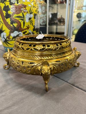 A large Chinese yellow-ground Dayazhai-style 'dragons' jar and cover on gilt bronze stand, 19th C. — photo 16
