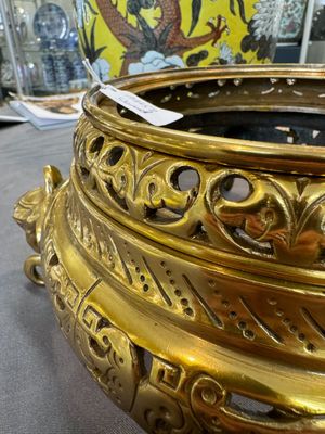 A large Chinese yellow-ground Dayazhai-style 'dragons' jar and cover on gilt bronze stand, 19th C. — photo 18
