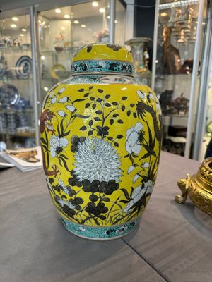 A large Chinese yellow-ground Dayazhai-style 'dragons' jar and cover on gilt bronze stand, 19th C. — photo 2