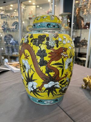 A large Chinese yellow-ground Dayazhai-style 'dragons' jar and cover on gilt bronze stand, 19th C. — photo 3