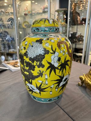 A large Chinese yellow-ground Dayazhai-style 'dragons' jar and cover on gilt bronze stand, 19th C. — photo 4