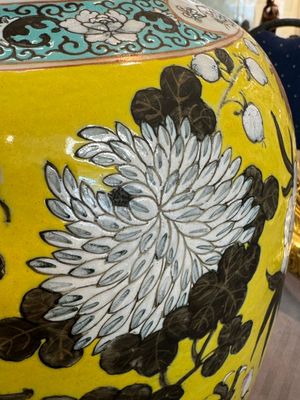 A large Chinese yellow-ground Dayazhai-style 'dragons' jar and cover on gilt bronze stand, 19th C. — photo 5