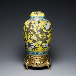 A large Chinese yellow-ground Dayazhai-style 'dragons' jar and cover on gilt bronze stand, 19th C. — photo 1