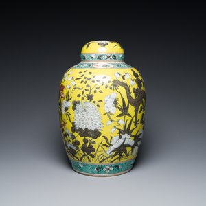 A large Chinese yellow-ground Dayazhai-style 'dragons' jar and cover on gilt bronze stand, 19th C. — photo 3