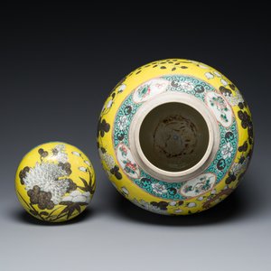 A large Chinese yellow-ground Dayazhai-style 'dragons' jar and cover on gilt bronze stand, 19th C. — photo 6