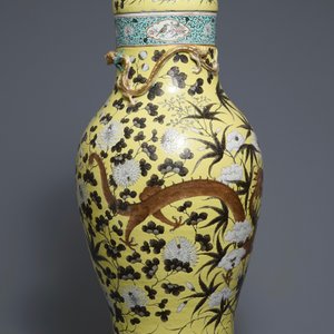 A large Chinese yellow ground Dayazhai style vase and cover, 19th C. — 照片 4