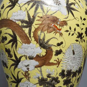 A large Chinese yellow ground Dayazhai style vase and cover, 19th C. — 照片 5