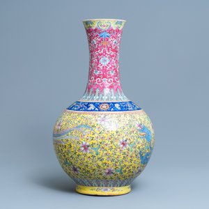 A large Chinese yellow-ground famille rose 'dragon and phoenix' bottle vase, 19th C. — 照片 4