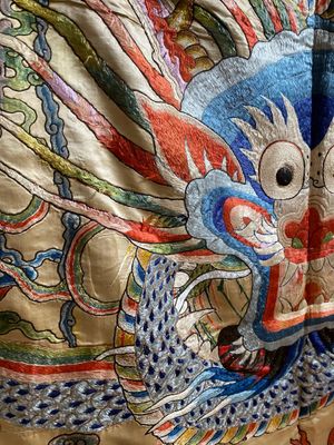 A large Chinese yellow-ground silk embroidery decorated with three five-clawed dragons, 19th C. — 照片 11