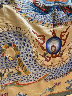 A large Chinese yellow-ground silk embroidery decorated with three five-clawed dragons, 19th C. — 照片 14
