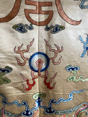 A large Chinese yellow-ground silk embroidery decorated with three five-clawed dragons, 19th C. — 照片 5