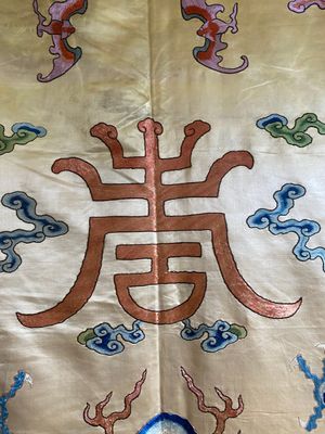 A large Chinese yellow-ground silk embroidery decorated with three five-clawed dragons, 19th C. — 照片 6