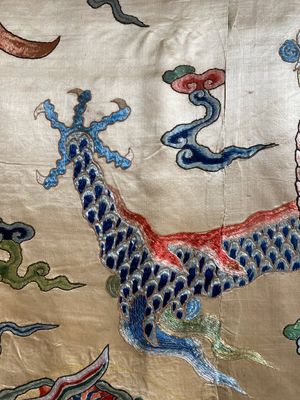 A large Chinese yellow-ground silk embroidery decorated with three five-clawed dragons, 19th C. — 照片 8