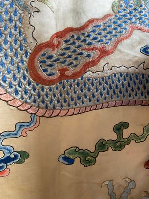 A large Chinese yellow-ground silk embroidery decorated with three five-clawed dragons, 19th C. — 照片 9