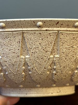 A large Chinese Yixing stoneware bowl with relief design, Qianlong mark, 18/19th C. — 照片 2