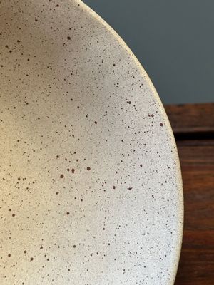 A large Chinese Yixing stoneware bowl with relief design, Qianlong mark, 18/19th C. — 照片 4