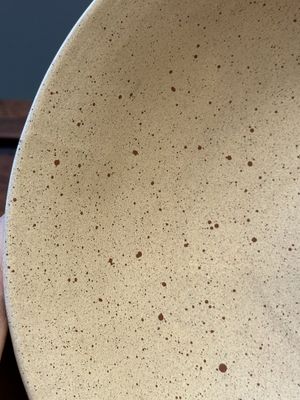 A large Chinese Yixing stoneware bowl with relief design, Qianlong mark, 18/19th C. — 照片 5