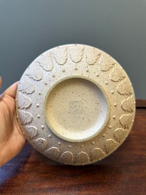 A large Chinese Yixing stoneware bowl with relief design, Qianlong mark, 18/19th C. — 照片 6