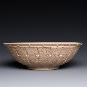 A large Chinese Yixing stoneware bowl with relief design, Qianlong mark, 18/19th C. — 照片 3