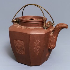 A large Chinese Yixing stoneware teapot and cover, 19th C. — photo 1