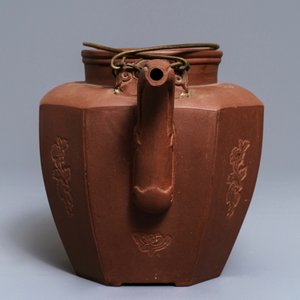 A large Chinese Yixing stoneware teapot and cover, 19th C. — photo 3