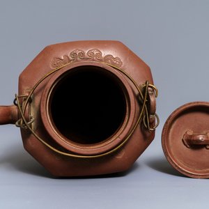 A large Chinese Yixing stoneware teapot and cover, 19th C. — photo 6