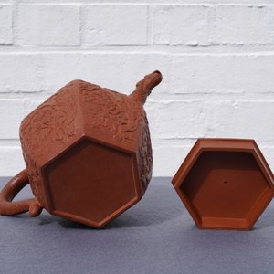 A large Chinese Yixing stoneware teapot with applied design, Kangxi — 照片 13