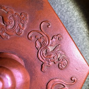 A large Chinese Yixing stoneware teapot with applied design, Kangxi — 照片 16