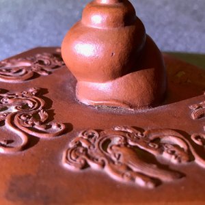 A large Chinese Yixing stoneware teapot with applied design, Kangxi — 照片 18