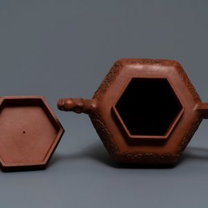 A large Chinese Yixing stoneware teapot with applied design, Kangxi — 照片 6