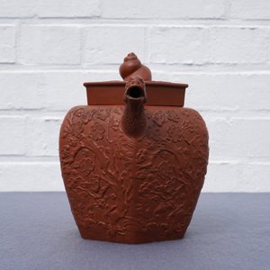 A large Chinese Yixing stoneware teapot with applied design, Kangxi — 照片 9