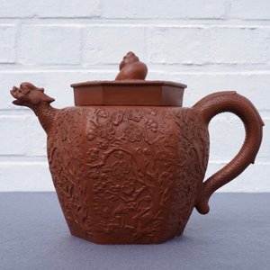 A large Chinese Yixing stoneware teapot with applied design, Kangxi — 照片 10