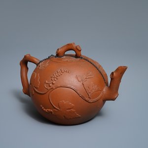 A large Chinese Yixing stoneware teapot with applied grape vines design, Kangxi — 照片 1