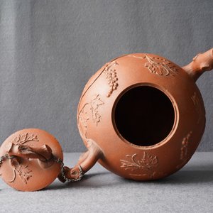 A large Chinese Yixing stoneware teapot with applied grape vines design, Kangxi — 照片 12