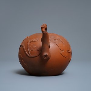 A large Chinese Yixing stoneware teapot with applied grape vines design, Kangxi — 照片 3