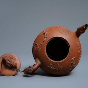 A large Chinese Yixing stoneware teapot with applied grape vines design, Kangxi — 照片 6