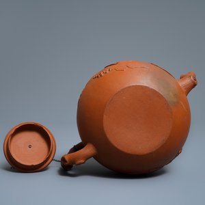 A large Chinese Yixing stoneware teapot with applied grape vines design, Kangxi — 照片 7