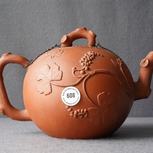 A large Chinese Yixing stoneware teapot with applied grape vines design, Kangxi — 照片 8