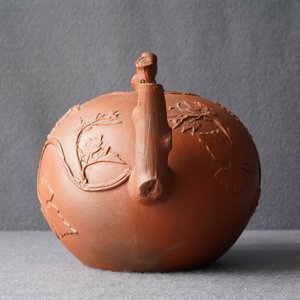 A large Chinese Yixing stoneware teapot with applied grape vines design, Kangxi — 照片 9