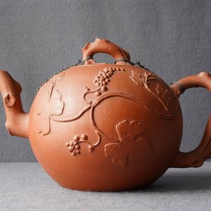 A large Chinese Yixing stoneware teapot with applied grape vines design, Kangxi — 照片 10