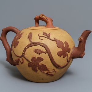 A large Chinese Yixing stoneware teapot with applied grape vines design, Kangxi — 照片 1
