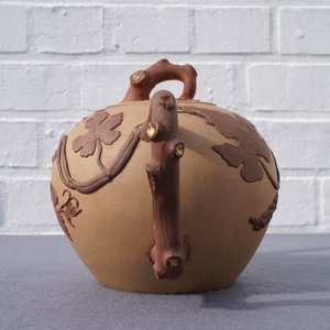 A large Chinese Yixing stoneware teapot with applied grape vines design, Kangxi — 照片 11