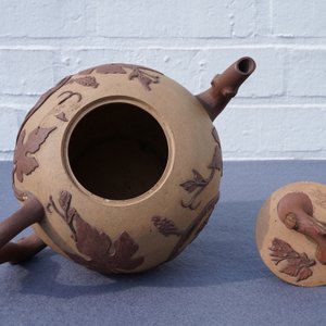A large Chinese Yixing stoneware teapot with applied grape vines design, Kangxi — 照片 12