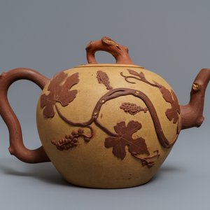 A large Chinese Yixing stoneware teapot with applied grape vines design, Kangxi — 照片 2