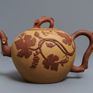 A large Chinese Yixing stoneware teapot with applied grape vines design, Kangxi — 照片 4
