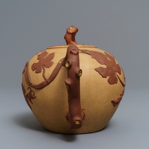 A large Chinese Yixing stoneware teapot with applied grape vines design, Kangxi — 照片 5